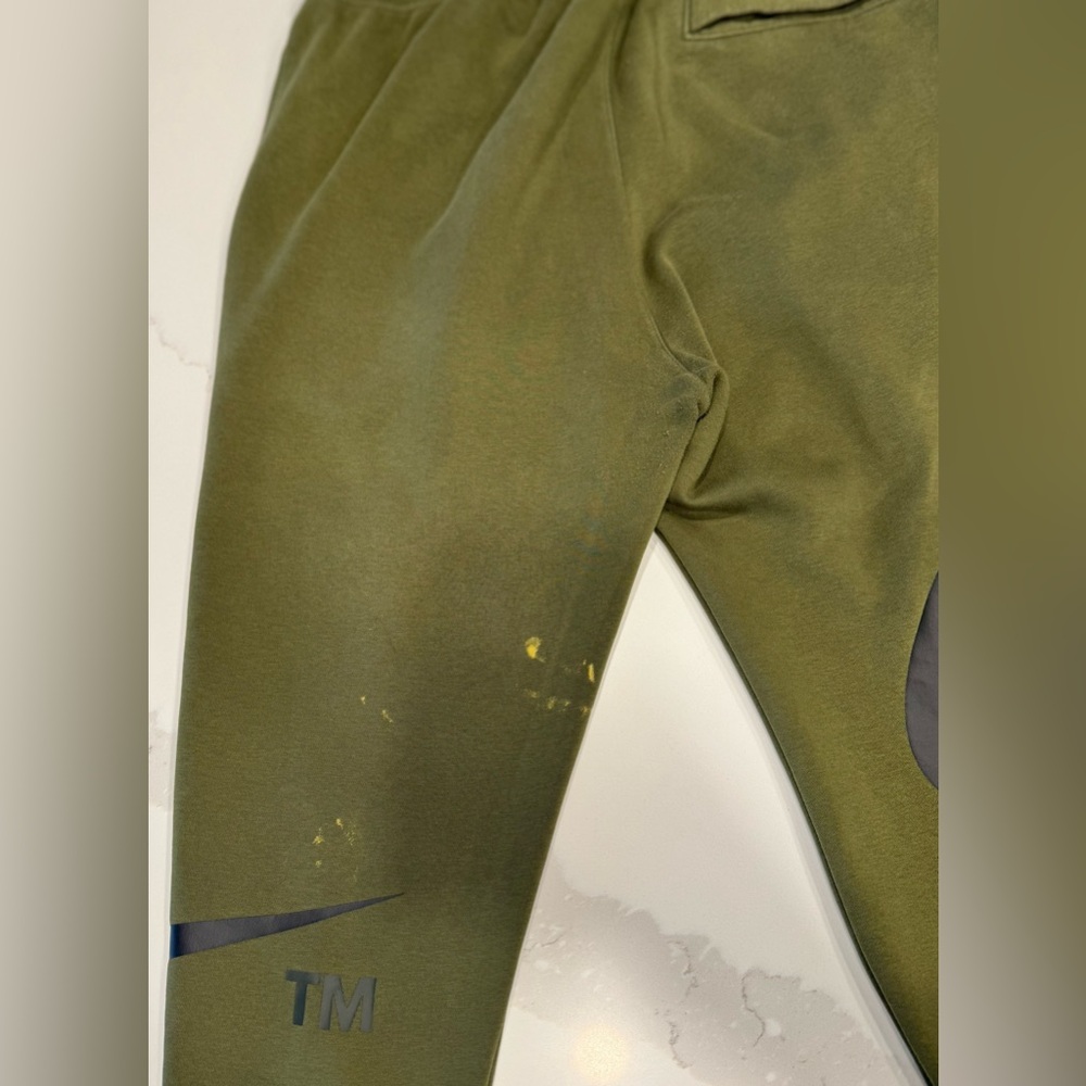 Nike Men Green Joggers with Black Logo - Picture 10 of 10